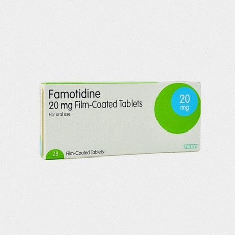 Famotidine en gélules et logo pharmacie en ligne
