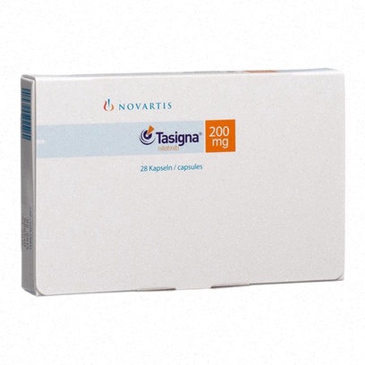 Personne consultant son téléphone pour acheter Tasigna en ligne